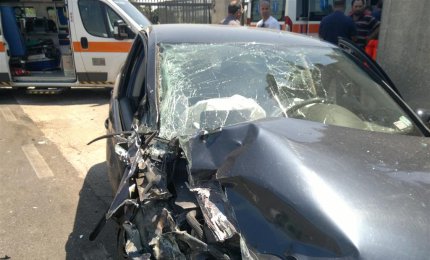 Scontro tra Golf e camion sulla Galatina-Collemeto. Una donna e tre bambine escono quasi indenni dall'auto distrutta