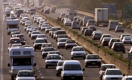 A tavola ed in macchina con parenti, conviventi ed amici senza distanziamento sociale, emanata l'ordinanza 283 che in Puglia lo consente