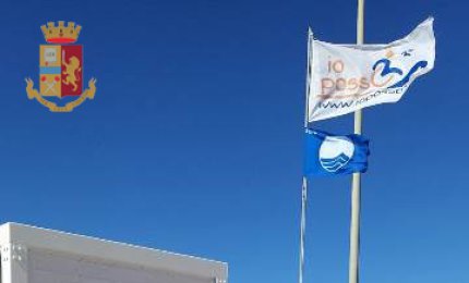 Sessantottenne emiliana salvata nelle acque di San Foca da poliziotti e finanzieri