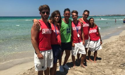 Turista svizzero in difficoltà davanti all'isola di Sant'Andrea salvato dagli assistenti bagnanti dell’Ecoresort Le Sirené