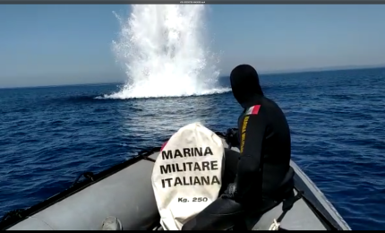 I palombari distruggono una bomba d’aereo da 500 libbre sul litorale di San Vito