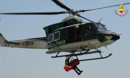 Precipita dagli scogli e viene salvato da un elicottero dei Vigili del Fuoco