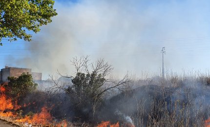 Fiamme in viale Carlo Alberto Dalla Chiesa e contrada Lo Vita