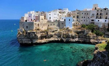 Due militari del 17° Stormo "Incursori" dell'Aeronautica Militare soccorrono un tuffatore a Polignano a mare