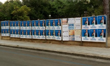Manifesti elettorali affissi fuori dagli spazi, un appello al rispetto delle regole
