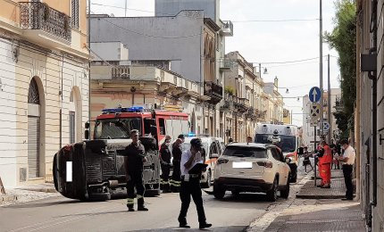 In via XX Settembre a Galatina auto si ribalta dopo avere urtato una Jeep ferma. Feriti i due conducenti