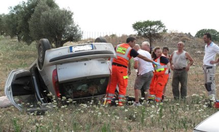 Incastrato nell'auto capovoltasi fuori strada viene estratto dagli operatori del 118 e ricoverato al 'Vito Fazzi'