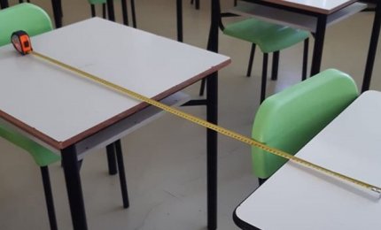Studenti distanziati con un braccialetto nato in Puglia
