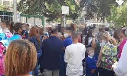Obbligatorio in Puglia usare le mascherine davanti alle scuole