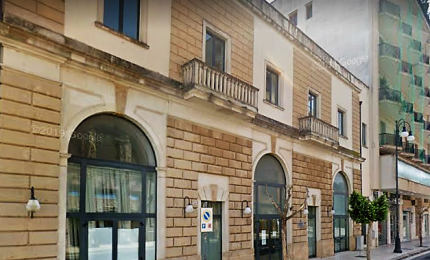 Danneggia l'Ufficio Anagrafe di Galatina e minaccia gli impiegati, arrestato