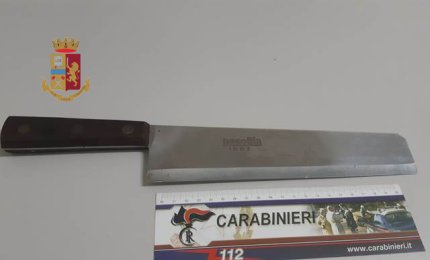 Armati di coltelli aggrediscono davanti ad un bar due cugini galatinesi, arrestati un uomo di Galatina ed uno di Cutrofiano 