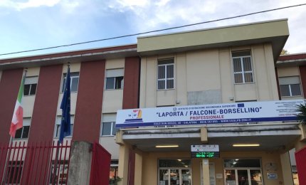 Sospese in Puglia le attività didattiche “in presenza” nelle ultime tre classi degli istituti superiori