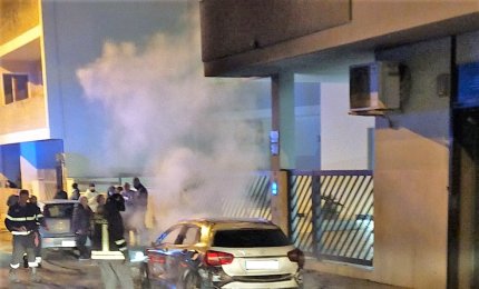 Mercedes in fiamme in via Latina a Galatina