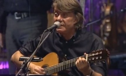 A ventidue anni dalla scomparsa di Fabrizio De Andrè, gli altoparlanti di Palazzo Carafa diffondono 5 sue canzoni