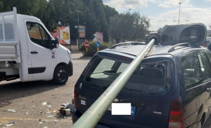 Auto schiacciata da un palo in viale Santa Caterina Novella a Galatina. Indenne il conducente