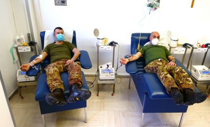 Gli uomini del reggimento Cavalleggeri di Lodi (15°) di Lecce donano il sangue al 'Fazzi'