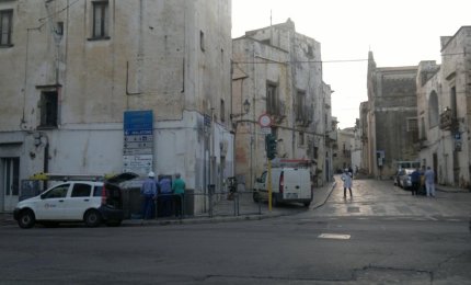 Pericolo in via d'Enghien. L'acqua fa 'scoppiare' un armadio elettrico incassato nel muro ad altezza d'uomo