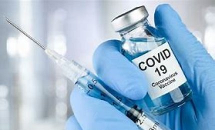 COVID-19. Al via in tutta la Puglia le vaccinazioni del personale scolastico e degli ultra ottantenni