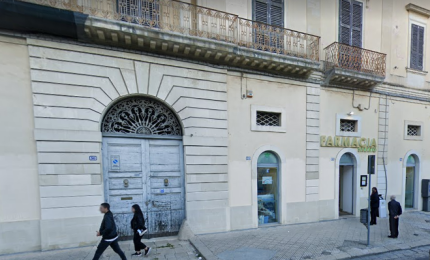 Una pensilina in piazza Alighieri