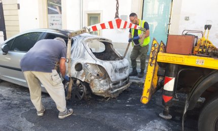 In piazza Lillo quattro auto in fiamme nella notte