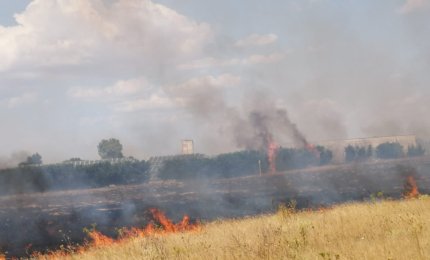 Vasto incendio nella zona industriale Galatina-Soleto e nei pressi dell'aeroporto