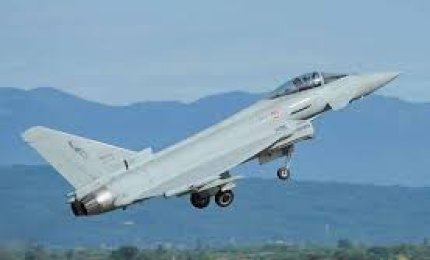 Velivolo Eurostar perde il contatto radio e viene intercettato da due caccia Eurofighter partiti da Gioia del Colle