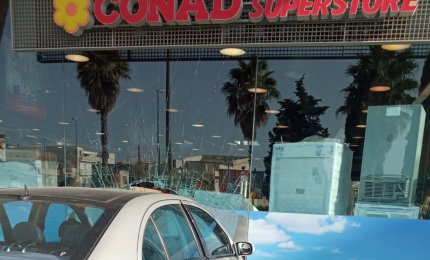 Sfonda con l'auto una vetrina del Supermac di Galatina. Guasto meccanico?