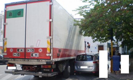 Paura al semaforo di corso Porta Luce, impatto fra auto e camion. Una signora incinta esce indenne dall'incidente