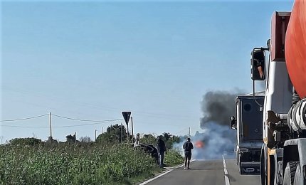 BMV a fuoco sulla Galatina Collemeto, indenne la giovane galatinese alla guida