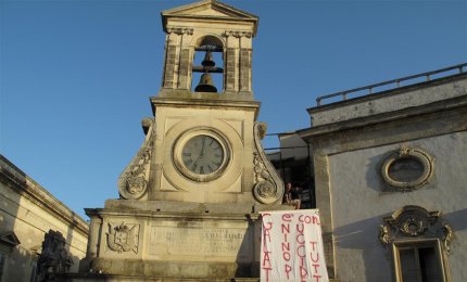 'Galatina è con Nino Di Matteo: uccideteci tutti'. Uno striscione sull'Orologio per il magistrato antimafia