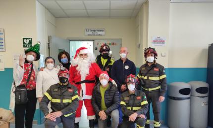 Babbo Natale arriva sul tetto di Pediatria del Fazzi