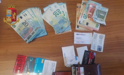 Usa il bancomat contenuto in un portafogli trovato per caso, denunciato