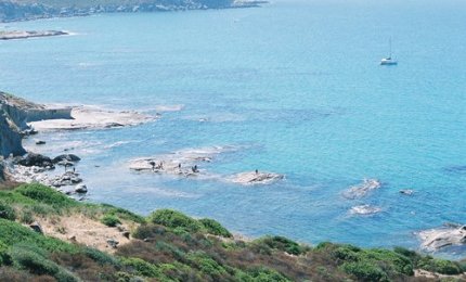 Tre giovani marinai (uno è di Cutrofiano) si tuffano nel mare in tempesta e salvano due bagnanti
