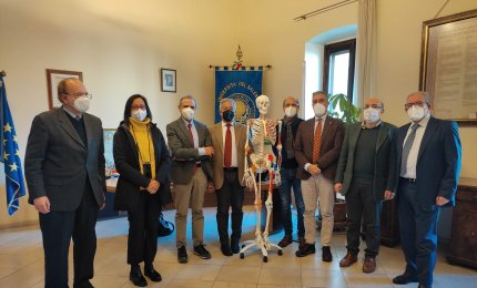 Il modello di uno scheletro umano dai Medici leccesi ai futuri colleghi di Unisalento