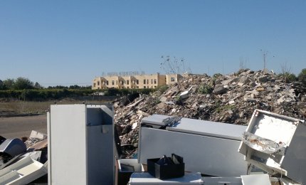 Multa di tremila euro per chi abbandona un frigorifero in campagna