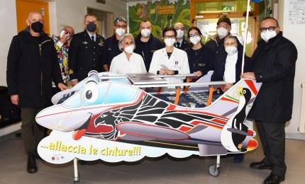 Gli uomini dell'Aeroporto di Galatina donano una ludobarella all'Oncologico pediatrico del Fazzi