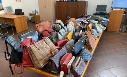 La Polizia Municipale di Galatina durante il mercato del giovedì sequestra 96 capi ed accessori contraffatti 