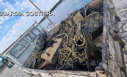 Ormeggi abusivi a Porto Cesareo, rimossi 50 corpi morti e 4 relitti