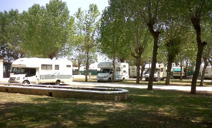 Area di sosta per i camper nel bosco di Rauccio, Lecce premiata dai produttori di caravan