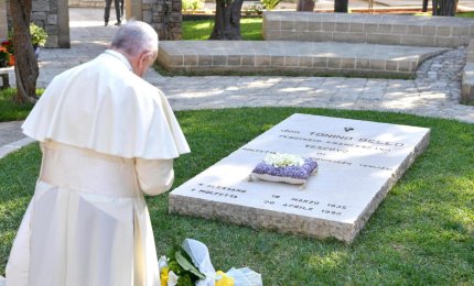 Ad ascoltare bene si sente forte l’esortazione che parte da Alessano, da una tomba viva: “In piedi operatori di pace”