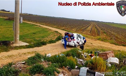 La Polizia Locale di Galatina fotografa e sanziona gli sporcaccioni