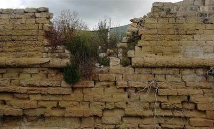 Salvare (con l'esproprio) le mura di Acaja
