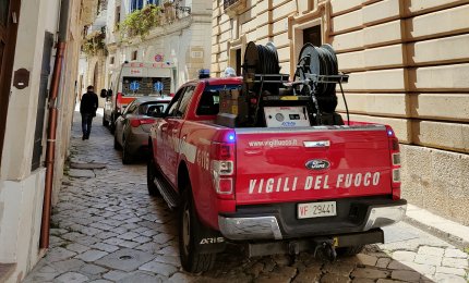Sale sul tetto di casa per buttarsi di sotto, la Polizia lo salva