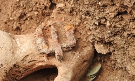 “Monete intoccabili. I gruzzoli di monete di due morti di peste nella Puglia settentrionale del XIV secolo. L’apporto delle analisi del DNA”