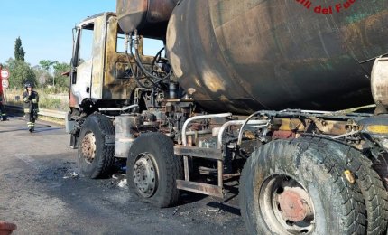 In fiamme un'autobetoniera sulla 101 nei pressi dello svincolo per Galatina Collemeto