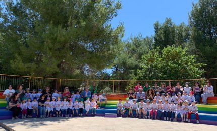 Sui gradoni i colori dell'arcobaleno