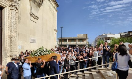 "Buon viaggio, bomber". In centinaia per l'addio a Tony Vantaggiato