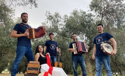 Gli "Arakmea Salentina", cinque amici che cantano, suonano, ballano, urlano, si muovono e ridono