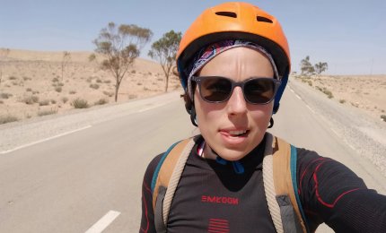 Vincenza Lofino dalla Tunisia a Milano in bicicletta passando per Lecce per raccogliere fondi