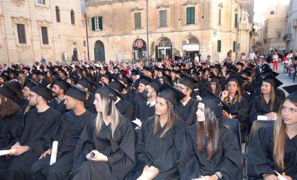 Sfilano in trecento con toga, tocco e pergamena